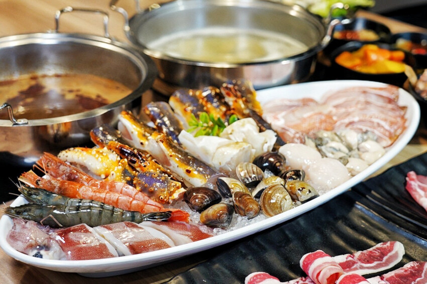 上善若水海鮮鍋物｜升級2.0自助區吃到飽！鱈場蟹腳比50元還大！超霸氣火雞佛好狂 @艾瑪  吃喝玩樂札記