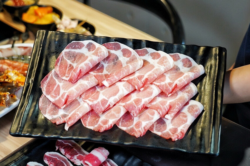 上善若水海鮮鍋物｜升級2.0自助區吃到飽！鱈場蟹腳比50元還大！超霸氣火雞佛好狂 @艾瑪  吃喝玩樂札記