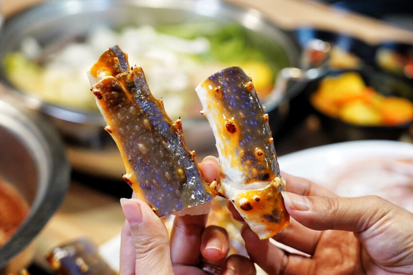 上善若水海鮮鍋物｜升級2.0自助區吃到飽！鱈場蟹腳比50元還大！超霸氣火雞佛好狂 @艾瑪  吃喝玩樂札記