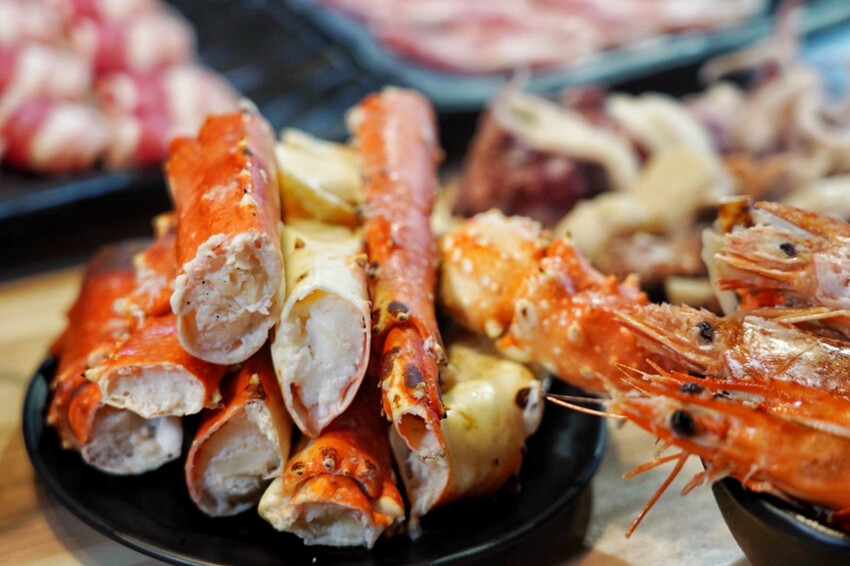 上善若水海鮮鍋物｜升級2.0自助區吃到飽！鱈場蟹腳比50元還大！超霸氣火雞佛好狂 @艾瑪  吃喝玩樂札記