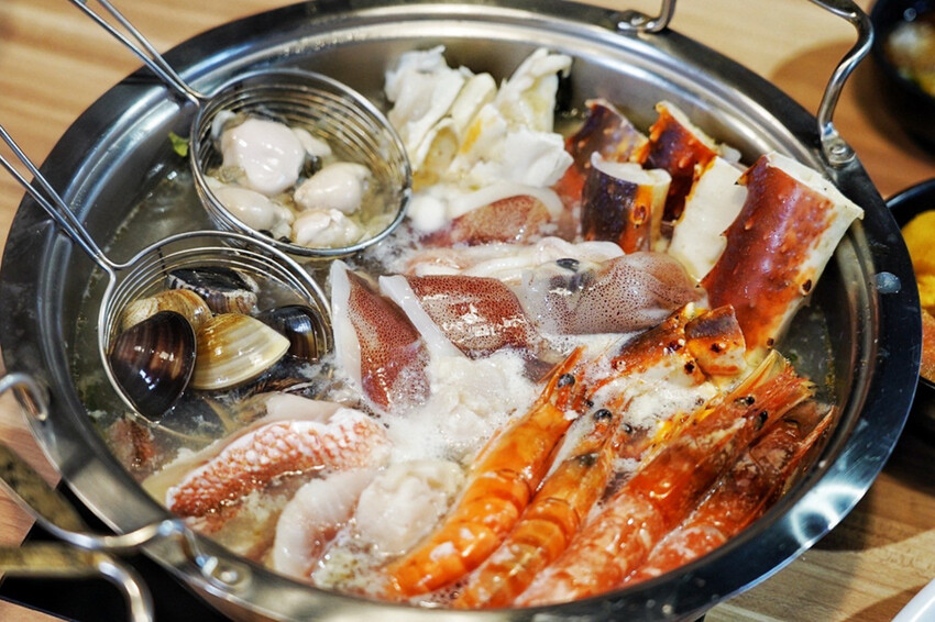 上善若水海鮮鍋物｜升級2.0自助區吃到飽！鱈場蟹腳比50元還大！超霸氣火雞佛好狂 @艾瑪  吃喝玩樂札記