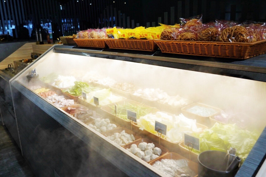 上善若水海鮮鍋物｜升級2.0自助區吃到飽！鱈場蟹腳比50元還大！超霸氣火雞佛好狂 @艾瑪  吃喝玩樂札記