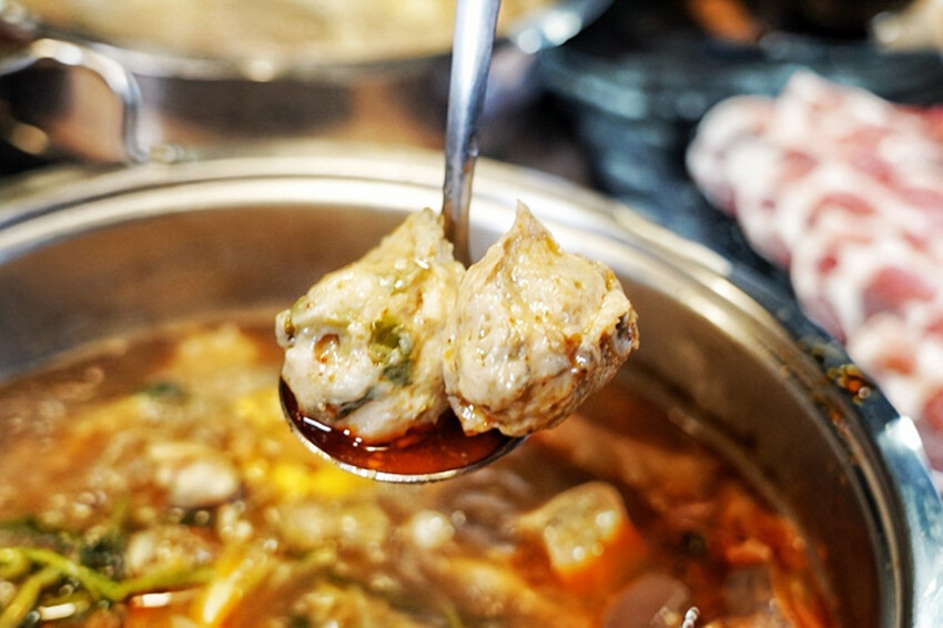 上善若水海鮮鍋物｜升級2.0自助區吃到飽！鱈場蟹腳比50元還大！超霸氣火雞佛好狂 @艾瑪  吃喝玩樂札記