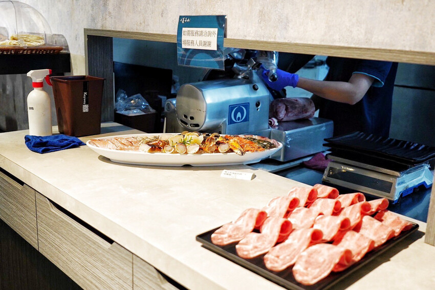 上善若水海鮮鍋物｜升級2.0自助區吃到飽！鱈場蟹腳比50元還大！超霸氣火雞佛好狂 @艾瑪  吃喝玩樂札記