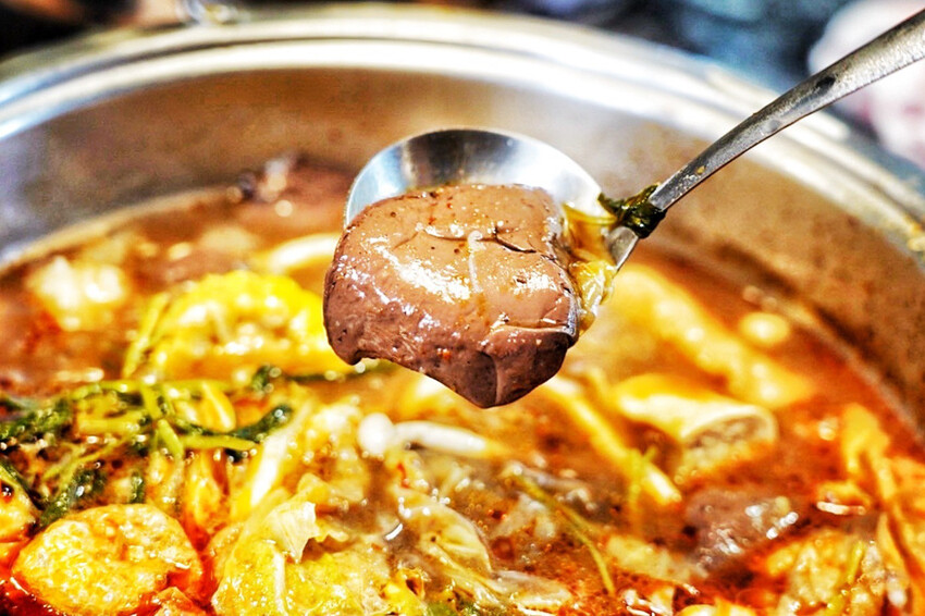 上善若水海鮮鍋物｜升級2.0自助區吃到飽！鱈場蟹腳比50元還大！超霸氣火雞佛好狂 @艾瑪  吃喝玩樂札記