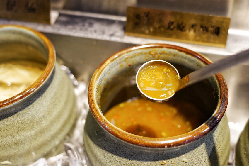 上善若水海鮮鍋物｜升級2.0自助區吃到飽！鱈場蟹腳比50元還大！超霸氣火雞佛好狂 @艾瑪  吃喝玩樂札記