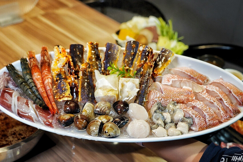 上善若水海鮮鍋物｜升級2.0自助區吃到飽！鱈場蟹腳比50元還大！超霸氣火雞佛好狂 @艾瑪  吃喝玩樂札記