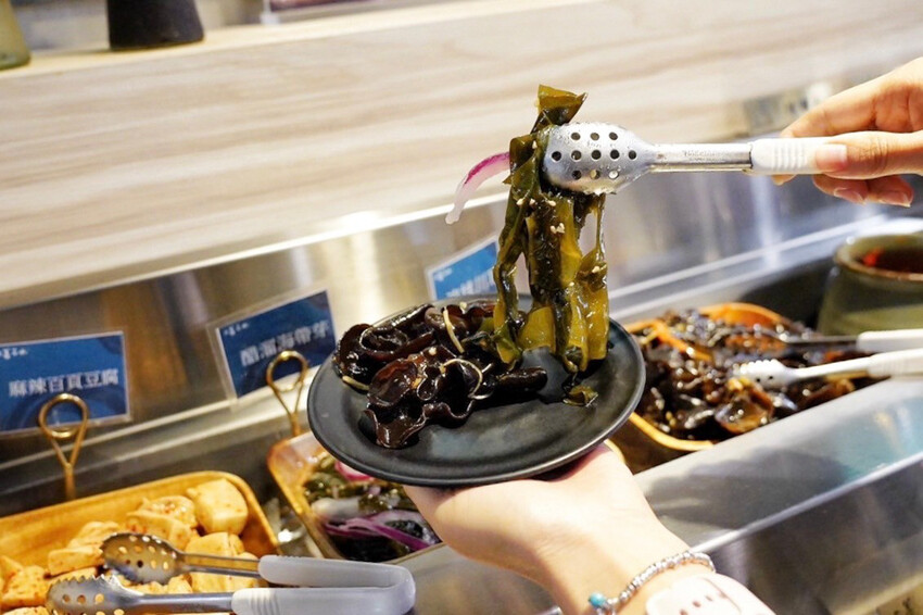 上善若水海鮮鍋物｜升級2.0自助區吃到飽！鱈場蟹腳比50元還大！超霸氣火雞佛好狂 @艾瑪  吃喝玩樂札記