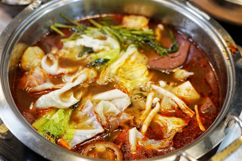 上善若水海鮮鍋物｜升級2.0自助區吃到飽！鱈場蟹腳比50元還大！超霸氣火雞佛好狂 @艾瑪  吃喝玩樂札記