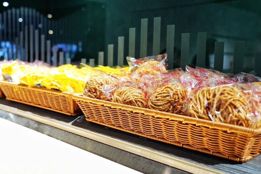 上善若水海鮮鍋物｜升級2.0自助區吃到飽！鱈場蟹腳比50元還大！超霸氣火雞佛好狂 @艾瑪  吃喝玩樂札記