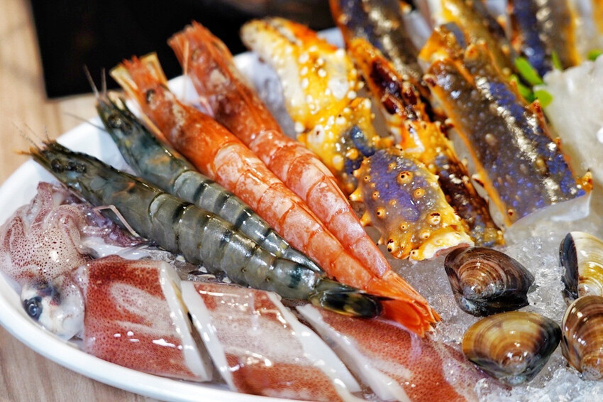 上善若水海鮮鍋物｜升級2.0自助區吃到飽！鱈場蟹腳比50元還大！超霸氣火雞佛好狂 @艾瑪  吃喝玩樂札記