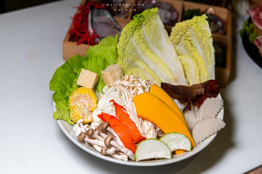 台中火鍋優惠必吃！深紅汕頭鍋物499元牛奶貝吃到飽，波士頓龍蝦免費送。