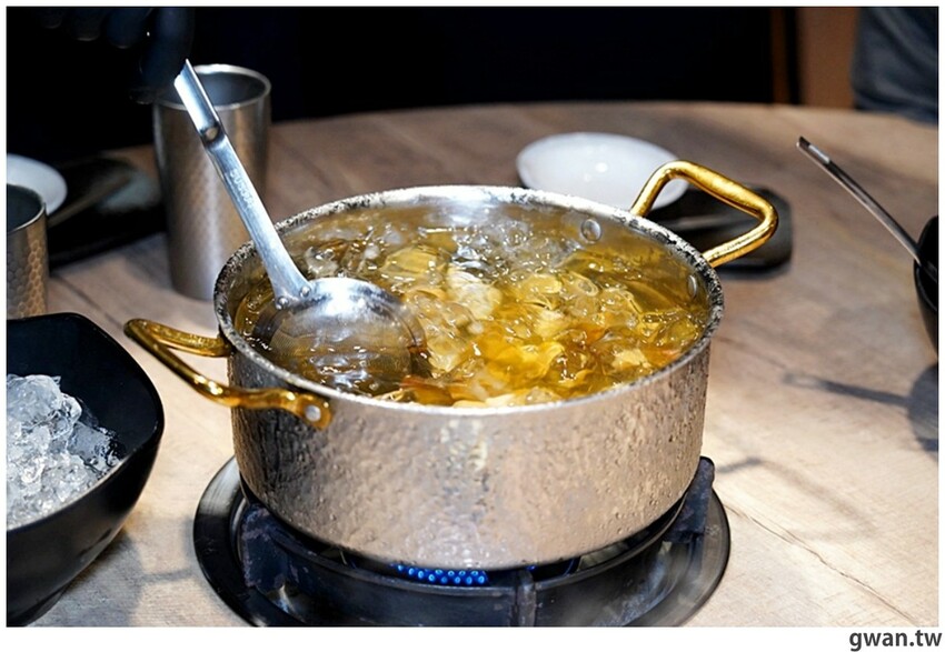 比必勝客更有梗！台中火鍋店居然推出冰塊火鍋，你阿爸在後面有點火ＸＤ