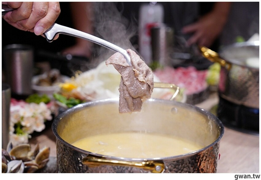 比必勝客更有梗！台中火鍋店居然推出冰塊火鍋，你阿爸在後面有點火ＸＤ