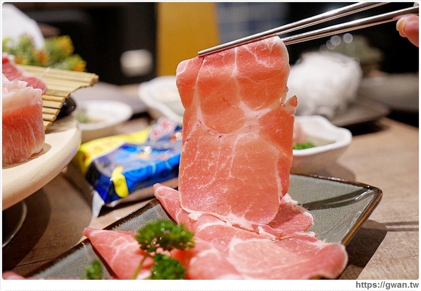 快約豬朋友來吃鍋，台中超狂點火鍋送龍蝦，屬『豬』的再加碼一盤嫩豚豬！！