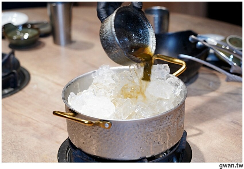 比必勝客更有梗！台中火鍋店居然推出冰塊火鍋，你阿爸在後面有點火ＸＤ