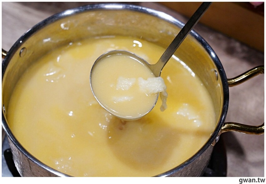 比必勝客更有梗！台中火鍋店居然推出冰塊火鍋，你阿爸在後面有點火ＸＤ