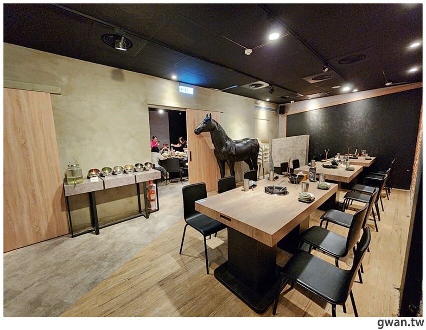 比必勝客更有梗！台中火鍋店居然推出冰塊火鍋，你阿爸在後面有點火ＸＤ