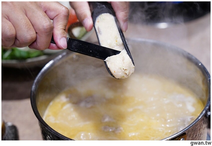 比必勝客更有梗！台中火鍋店居然推出冰塊火鍋，你阿爸在後面有點火ＸＤ