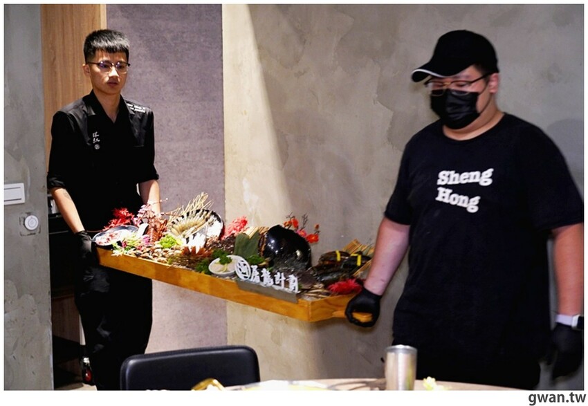 比必勝客更有梗！台中火鍋店居然推出冰塊火鍋，你阿爸在後面有點火ＸＤ