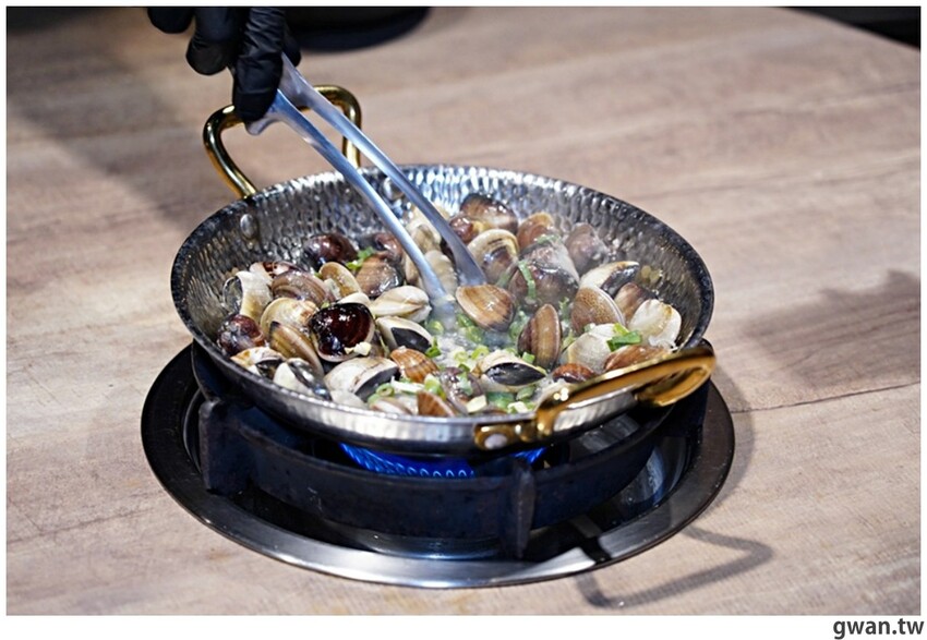 比必勝客更有梗！台中火鍋店居然推出冰塊火鍋，你阿爸在後面有點火ＸＤ