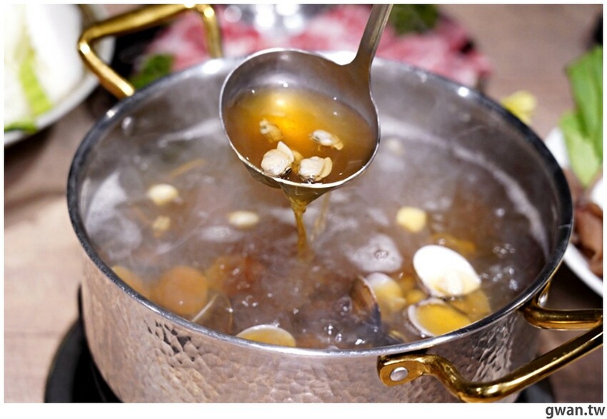 比必勝客更有梗！台中火鍋店居然推出冰塊火鍋，你阿爸在後面有點火ＸＤ