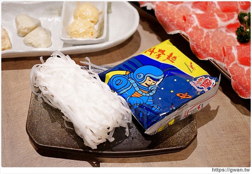 快約豬朋友來吃鍋，台中超狂點火鍋送龍蝦，屬『豬』的再加碼一盤嫩豚豬！！