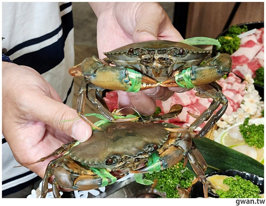 比必勝客更有梗！台中火鍋店居然推出冰塊火鍋，你阿爸在後面有點火ＸＤ