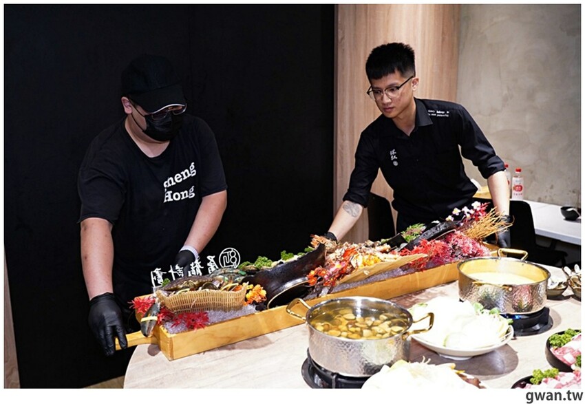 比必勝客更有梗！台中火鍋店居然推出冰塊火鍋，你阿爸在後面有點火ＸＤ