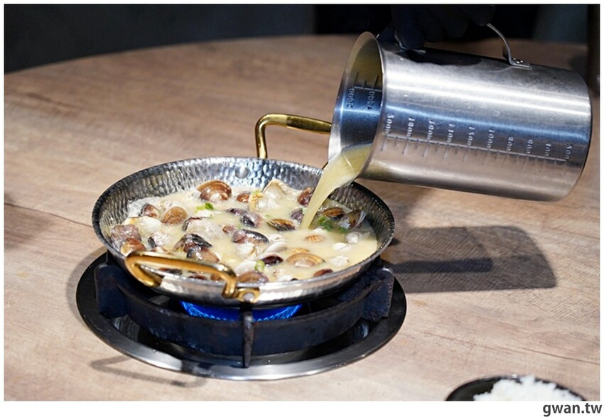 比必勝客更有梗！台中火鍋店居然推出冰塊火鍋，你阿爸在後面有點火ＸＤ