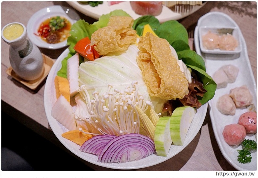 快約豬朋友來吃鍋，台中超狂點火鍋送龍蝦，屬『豬』的再加碼一盤嫩豚豬！！