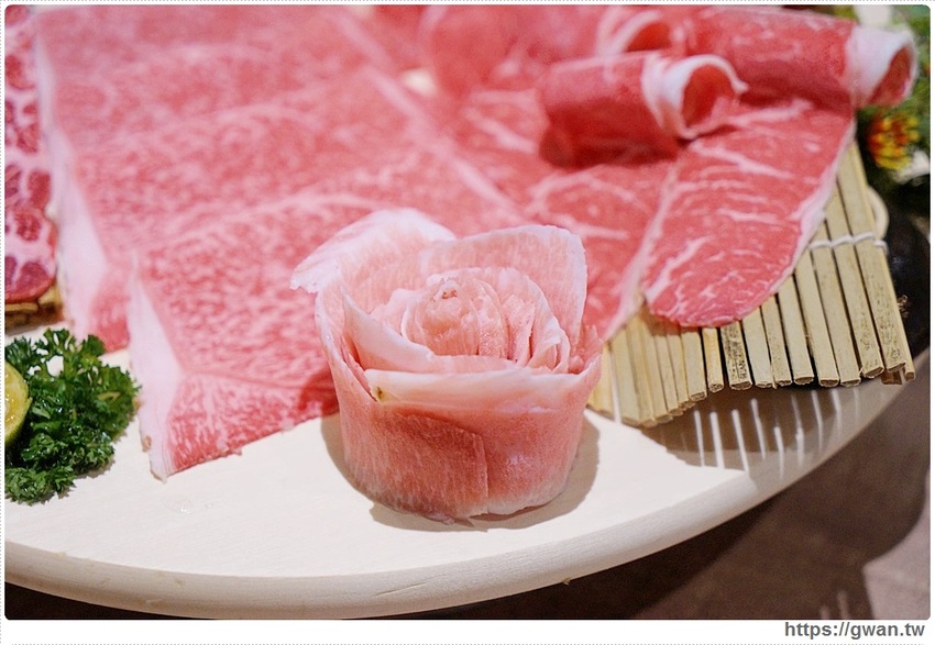 快約豬朋友來吃鍋，台中超狂點火鍋送龍蝦，屬『豬』的再加碼一盤嫩豚豬！！