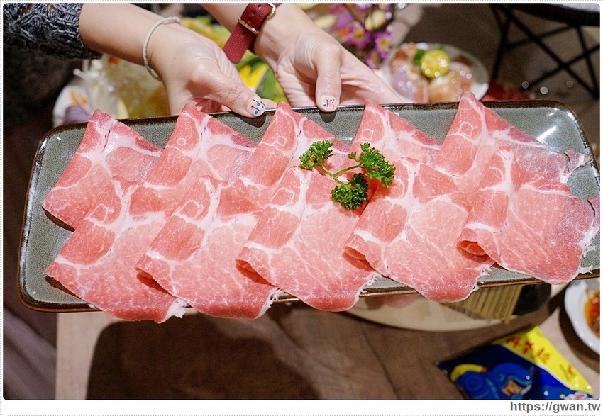 快約豬朋友來吃鍋，台中超狂點火鍋送龍蝦，屬『豬』的再加碼一盤嫩豚豬！！