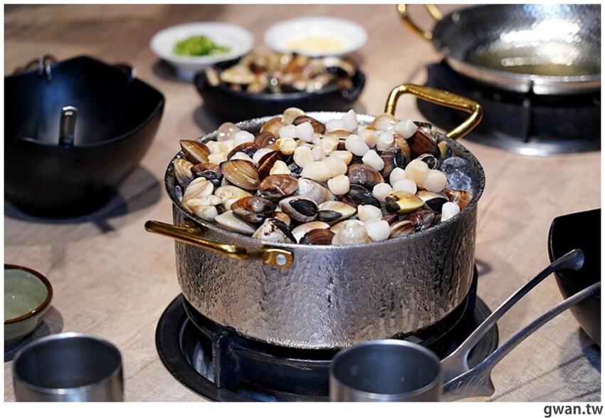 比必勝客更有梗！台中火鍋店居然推出冰塊火鍋，你阿爸在後面有點火ＸＤ