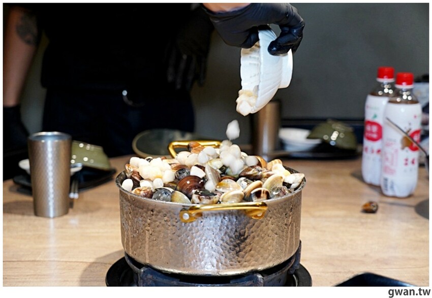 比必勝客更有梗！台中火鍋店居然推出冰塊火鍋，你阿爸在後面有點火ＸＤ