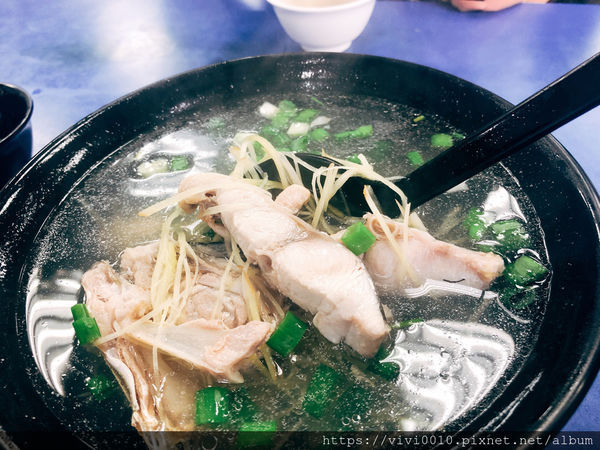圓圓家愛吃貨-《宜蘭蘇澳》平價鮮魚湯好好喝，一大碗只要NT$70元~新鮮現撈真美味