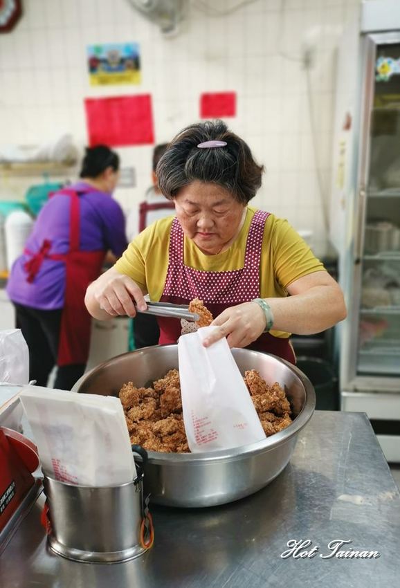 【台南美食】台南南區灣裡必吃美食，超過一甲子的灣裡火城麵！九母魚酥必點~ - 熱血玩台南。跳躍新世界