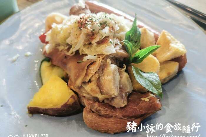 高雄。桃源》寶山二集團櫻花公園。紅粉櫻花滿開(2022.01.16約80%)