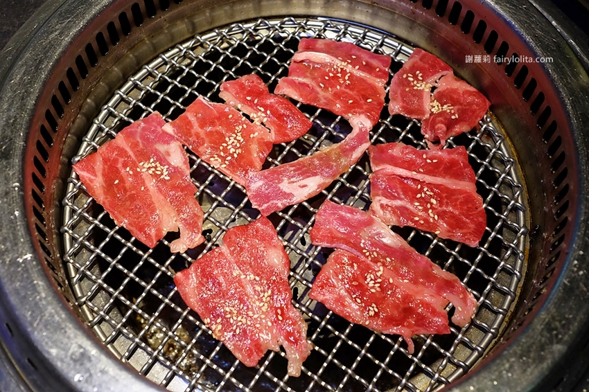 肉多多超市燒肉（台中大墩店）。全台首創第一家超市燒肉，日本A5和牛、波士頓龍蝦、現撈平價海鮮，想吃什麼自己拿！ @蹦啾♥謝蘿莉 La vie heureuse