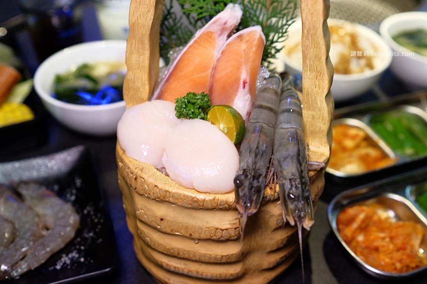 肉多多超市燒肉（台中大墩店）。全台首創第一家超市燒肉，日本A5和牛、波士頓龍蝦、現撈平價海鮮，想吃什麼自己拿！ @蹦啾♥謝蘿莉 La vie heureuse