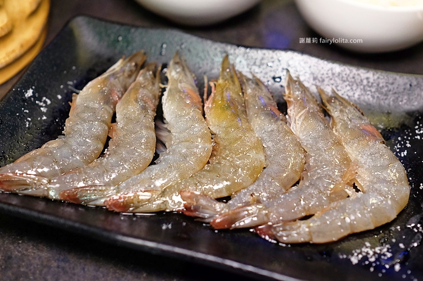 肉多多超市燒肉（台中大墩店）。全台首創第一家超市燒肉，日本A5和牛、波士頓龍蝦、現撈平價海鮮，想吃什麼自己拿！ @蹦啾♥謝蘿莉 La vie heureuse