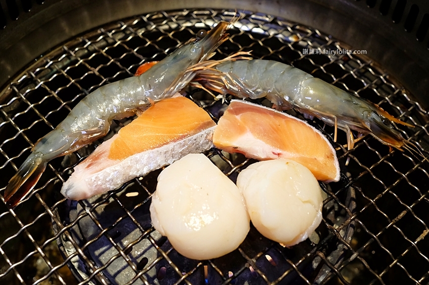 肉多多超市燒肉（台中大墩店）。全台首創第一家超市燒肉，日本A5和牛、波士頓龍蝦、現撈平價海鮮，想吃什麼自己拿！ @蹦啾♥謝蘿莉 La vie heureuse