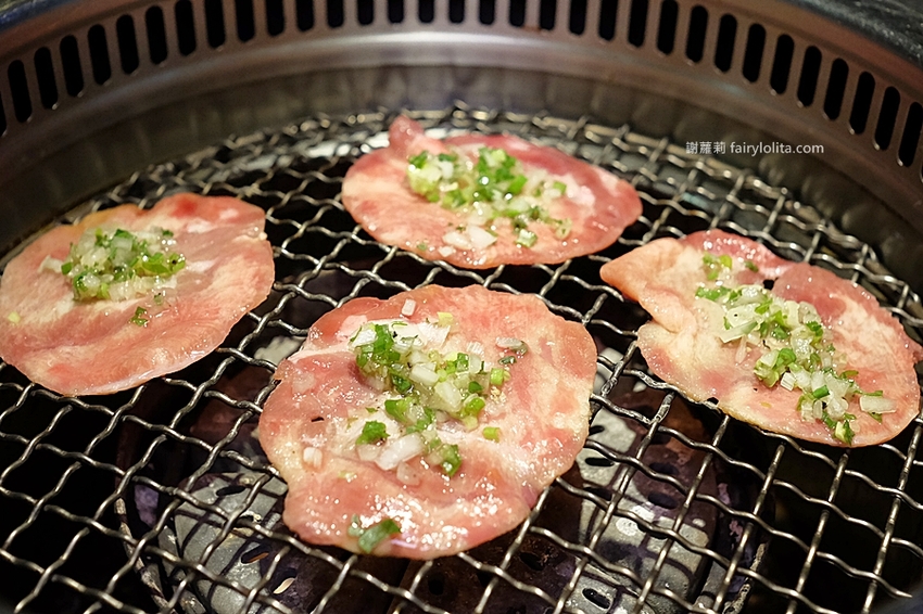 肉多多超市燒肉（台中大墩店）。全台首創第一家超市燒肉，日本A5和牛、波士頓龍蝦、現撈平價海鮮，想吃什麼自己拿！ @蹦啾♥謝蘿莉 La vie heureuse