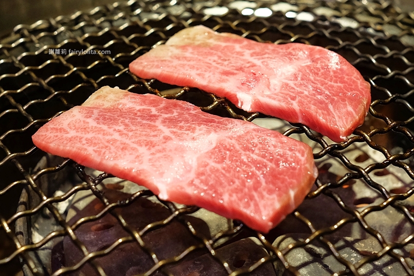 肉多多超市燒肉（台中大墩店）。全台首創第一家超市燒肉，日本A5和牛、波士頓龍蝦、現撈平價海鮮，想吃什麼自己拿！ @蹦啾♥謝蘿莉 La vie heureuse