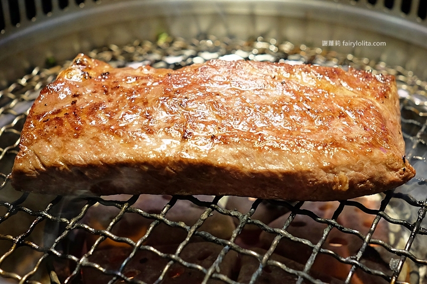 肉多多超市燒肉（台中大墩店）。全台首創第一家超市燒肉，日本A5和牛、波士頓龍蝦、現撈平價海鮮，想吃什麼自己拿！ @蹦啾♥謝蘿莉 La vie heureuse