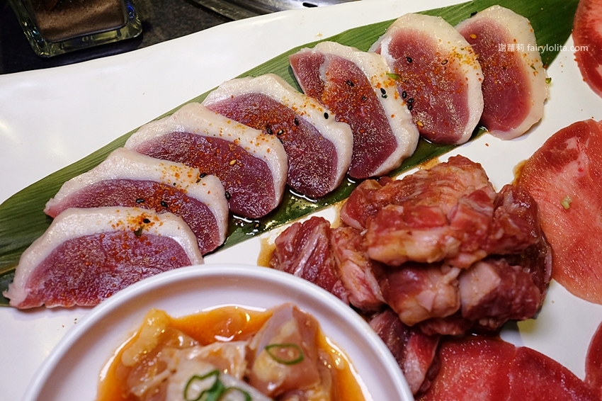 肉多多超市燒肉（台中大墩店）。全台首創第一家超市燒肉，日本A5和牛、波士頓龍蝦、現撈平價海鮮，想吃什麼自己拿！ @蹦啾♥謝蘿莉 La vie heureuse