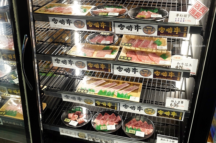 肉多多超市燒肉（台中大墩店）。全台首創第一家超市燒肉，日本A5和牛、波士頓龍蝦、現撈平價海鮮，想吃什麼自己拿！ @蹦啾♥謝蘿莉 La vie heureuse