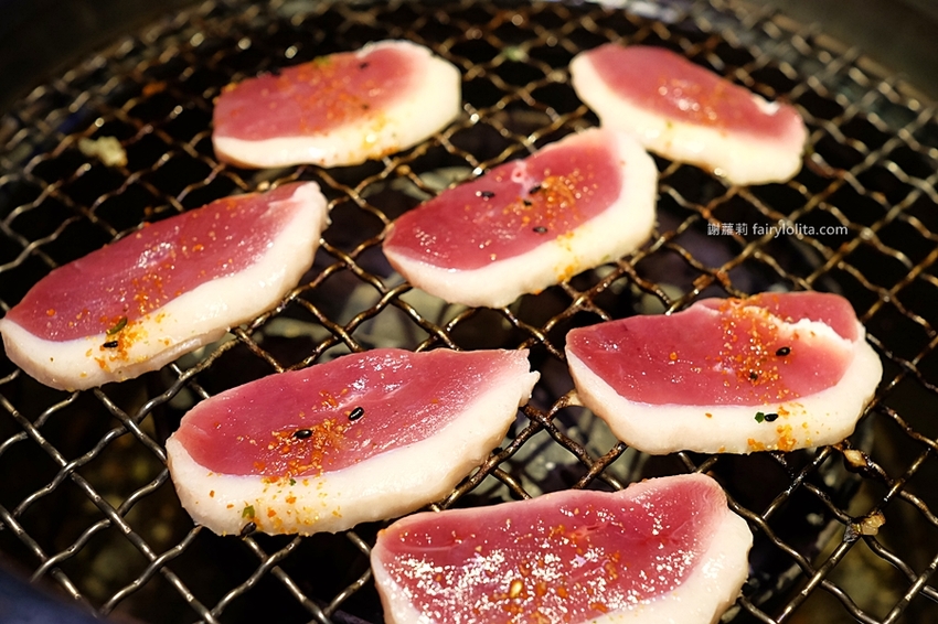 肉多多超市燒肉（台中大墩店）。全台首創第一家超市燒肉，日本A5和牛、波士頓龍蝦、現撈平價海鮮，想吃什麼自己拿！ @蹦啾♥謝蘿莉 La vie heureuse