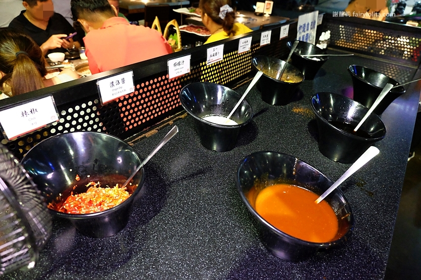 肉多多超市燒肉（台中大墩店）。全台首創第一家超市燒肉，日本A5和牛、波士頓龍蝦、現撈平價海鮮，想吃什麼自己拿！ @蹦啾♥謝蘿莉 La vie heureuse