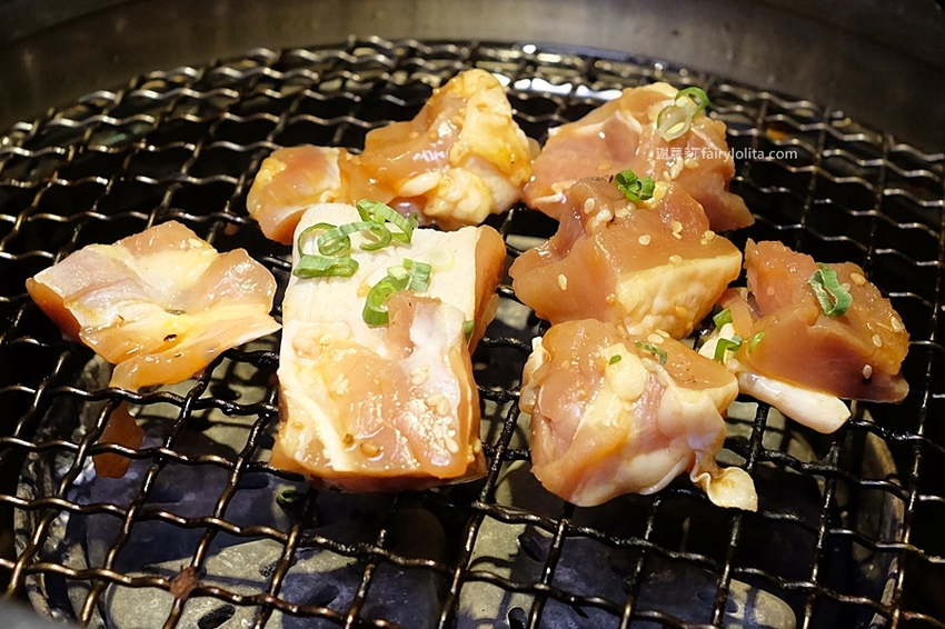 肉多多超市燒肉（台中大墩店）。全台首創第一家超市燒肉，日本A5和牛、波士頓龍蝦、現撈平價海鮮，想吃什麼自己拿！ @蹦啾♥謝蘿莉 La vie heureuse